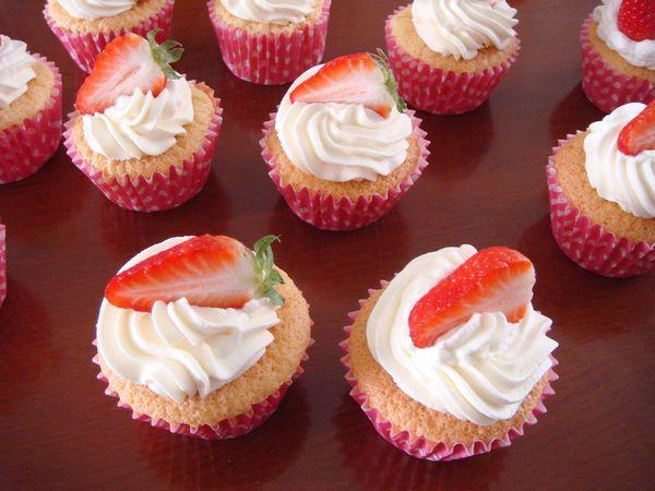 草莓奶油杯子蛋糕——三八節，犒勞自己的小甜品的做法 步骤12