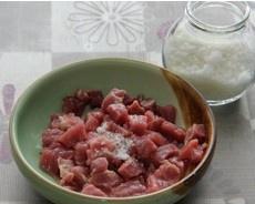 豌豆炒牛肉粒的做法 步骤2