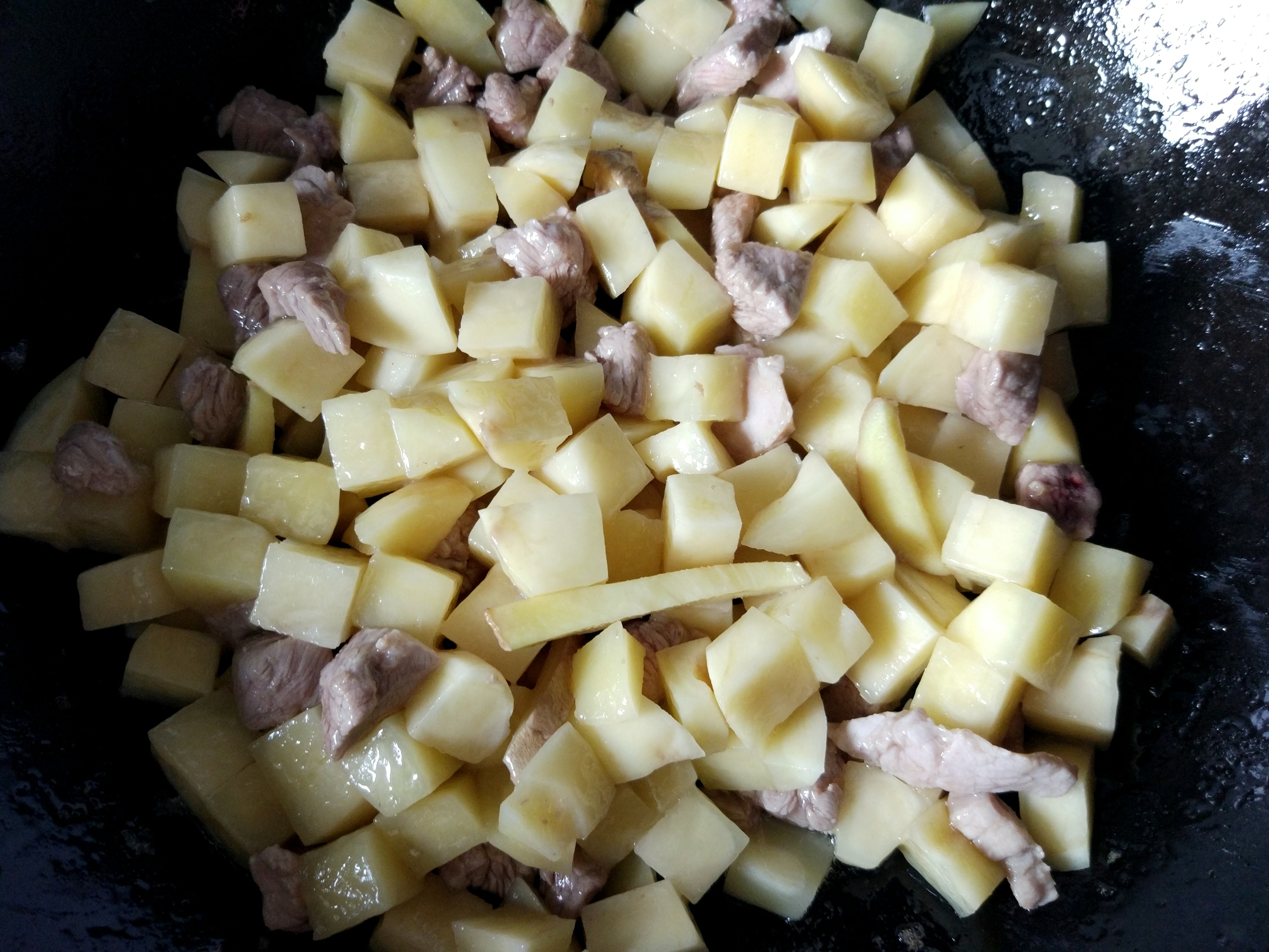 土豆胡蘿蔔炒肉丁的做法 步骤6
