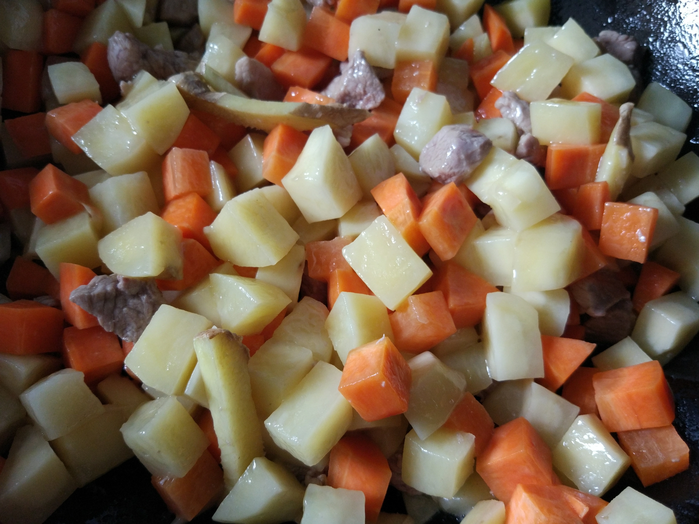 土豆胡蘿蔔炒肉丁的做法 步骤7