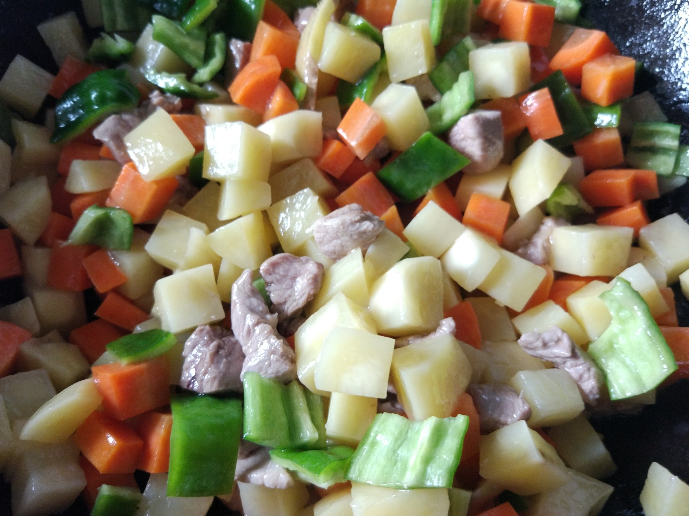 土豆胡蘿蔔炒肉丁的做法 步骤8
