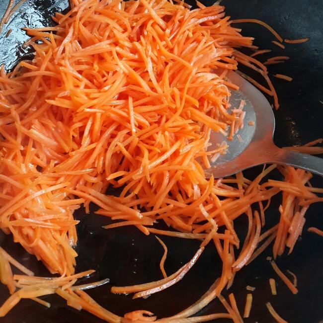 胡蘿蔔牛肉香菜餃子的做法 步骤2