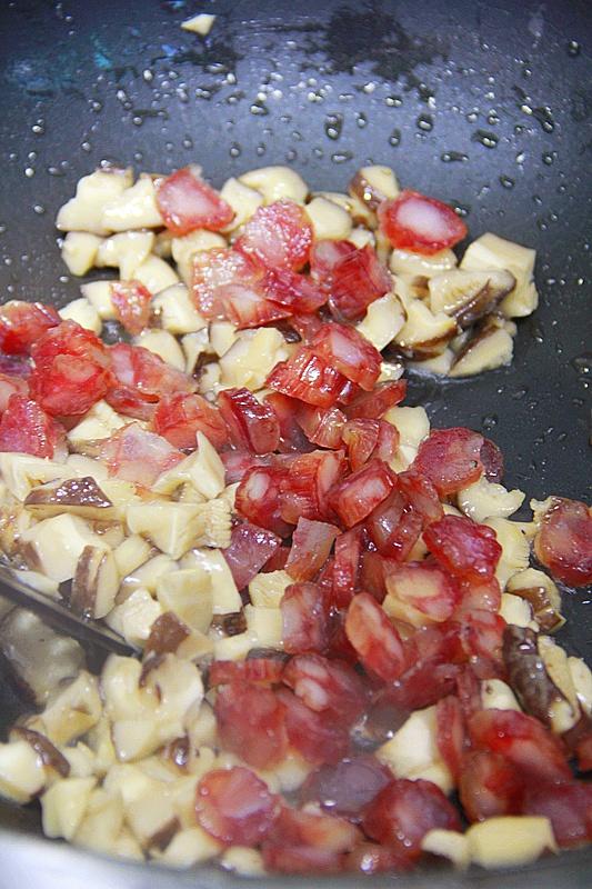電飯鍋版香菇臘腸飯的做法 步骤5