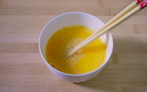 蠶豆米炒雞蛋的做法 步骤2