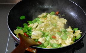 蠶豆米炒雞蛋的做法 步骤5