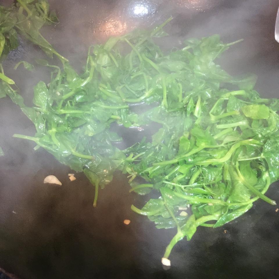 老丁的私房菜-清炒豌豆尖的做法 步骤3