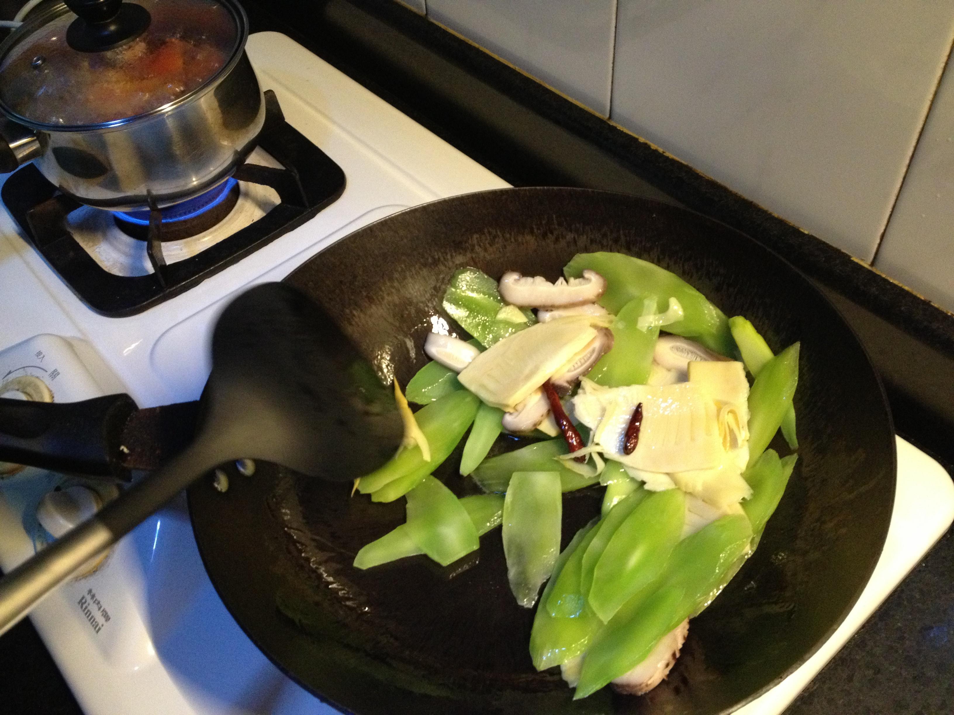 超簡單快手菜--花菇炒雙筍的做法 步骤5