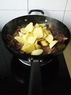 土豆花菇燉雞塊的做法 步骤10