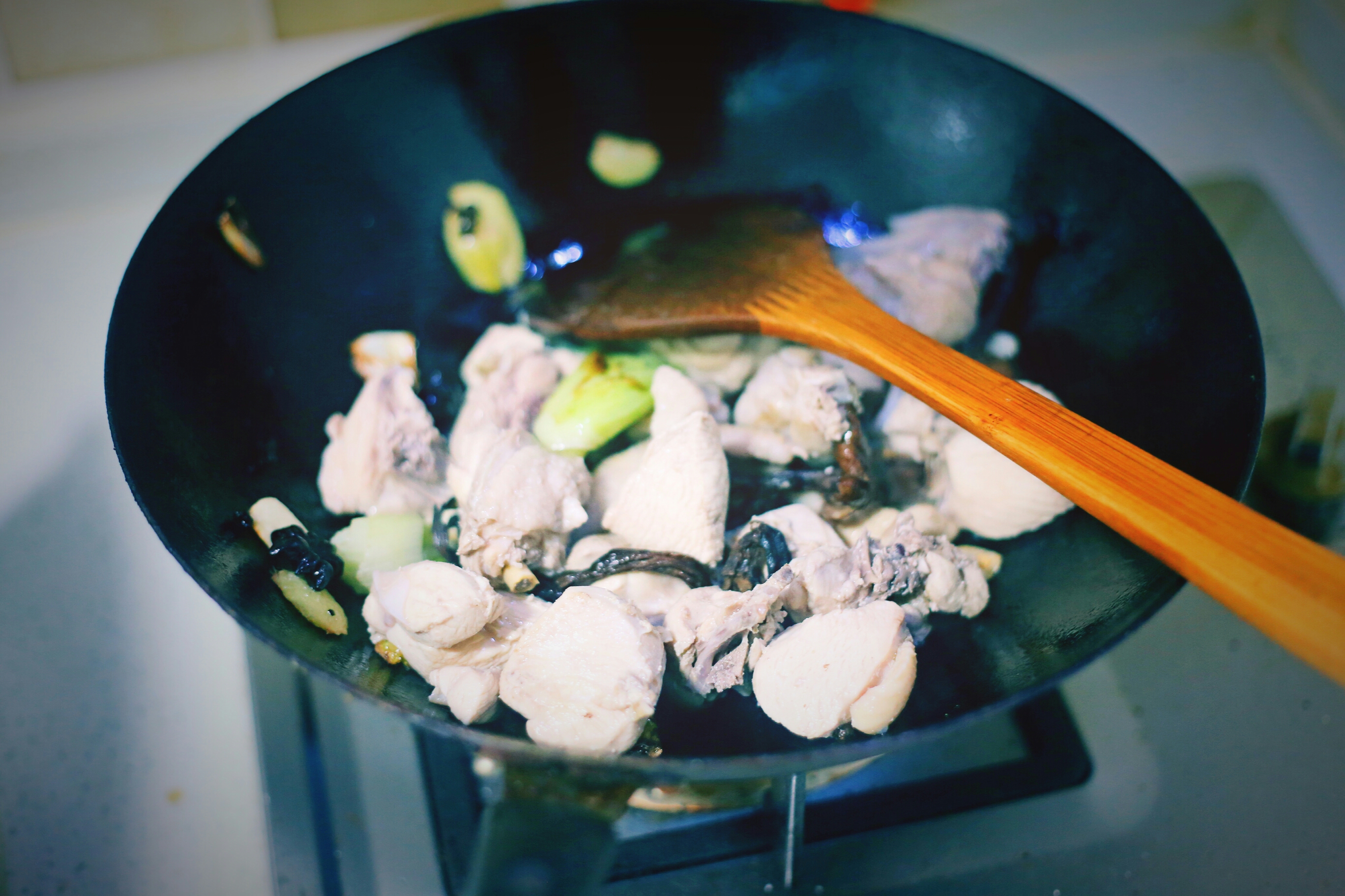 小雞燉蘑菇土豆的做法 步骤6