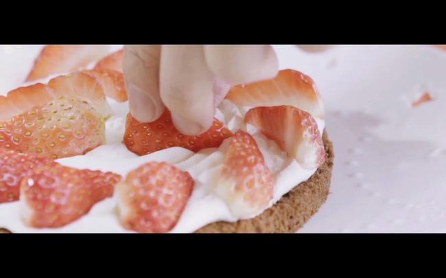草莓玫瑰裸蛋糕（圖文+視訊）的做法 步骤15