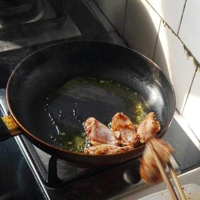 平底鍋版烤雞翅的做法 步骤2