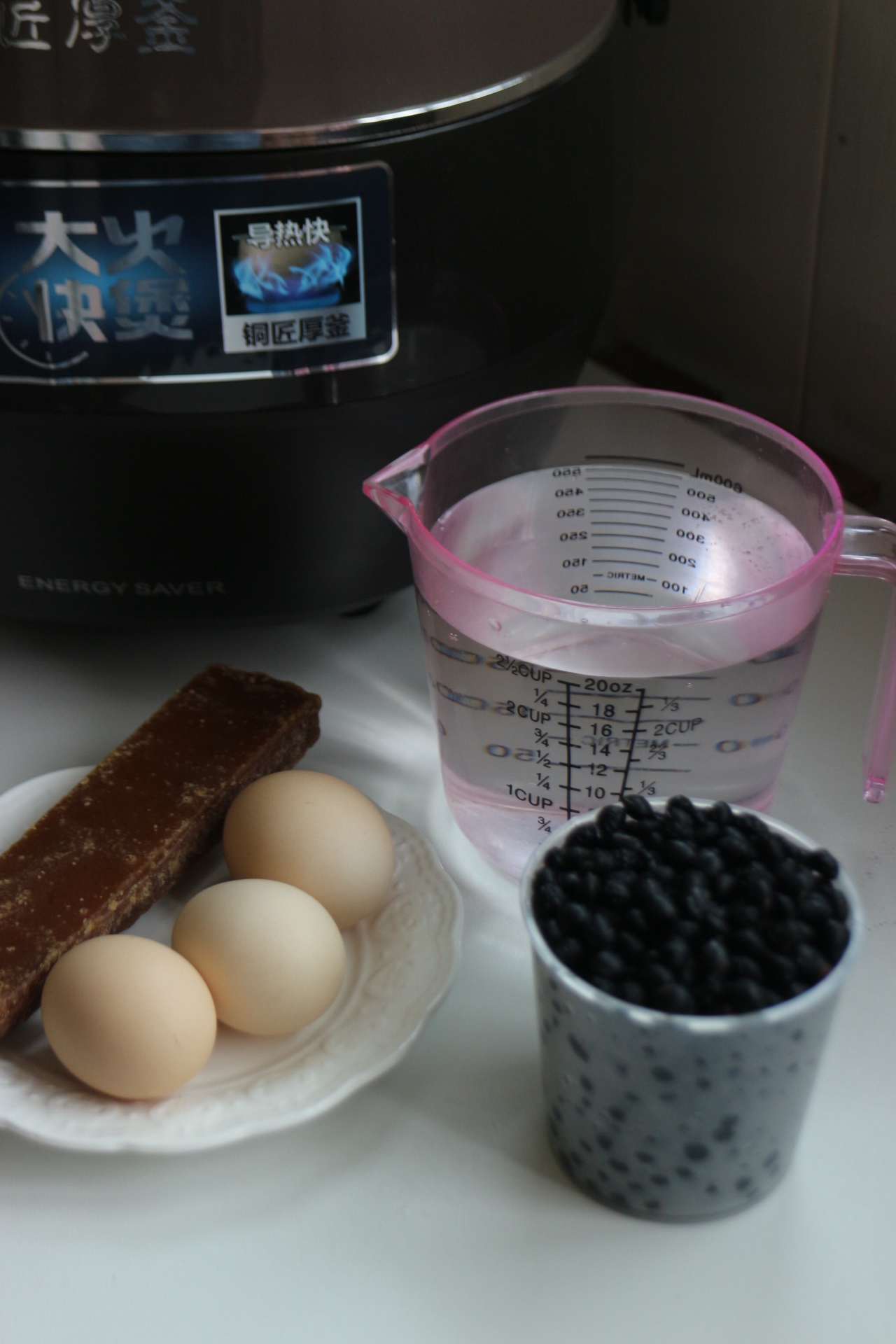 滋補甜湯——黑豆紅糖燉蛋的做法 步骤1