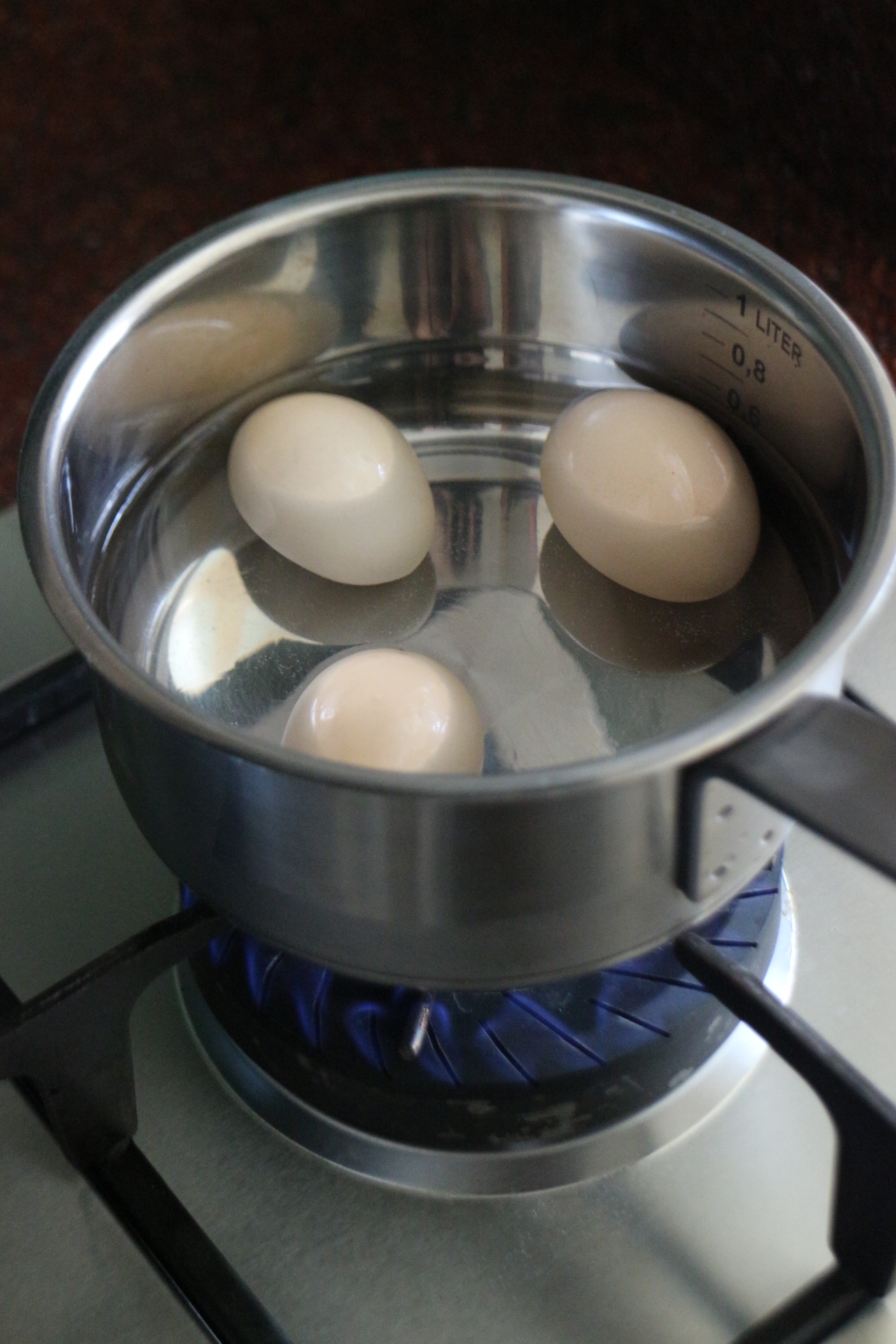 滋補甜湯——黑豆紅糖燉蛋的做法 步骤4