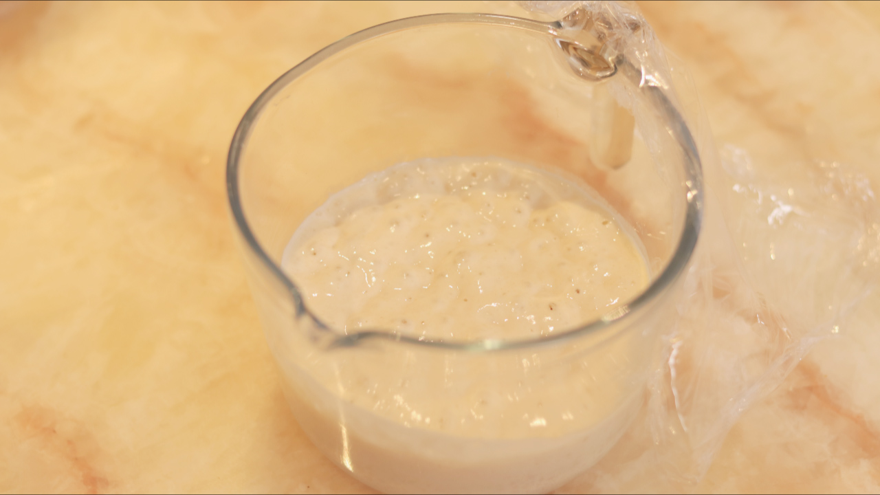 kiri奶油芝士食譜—全麥蔓越莓乳酪軟歐包（視訊）的做法 步骤1