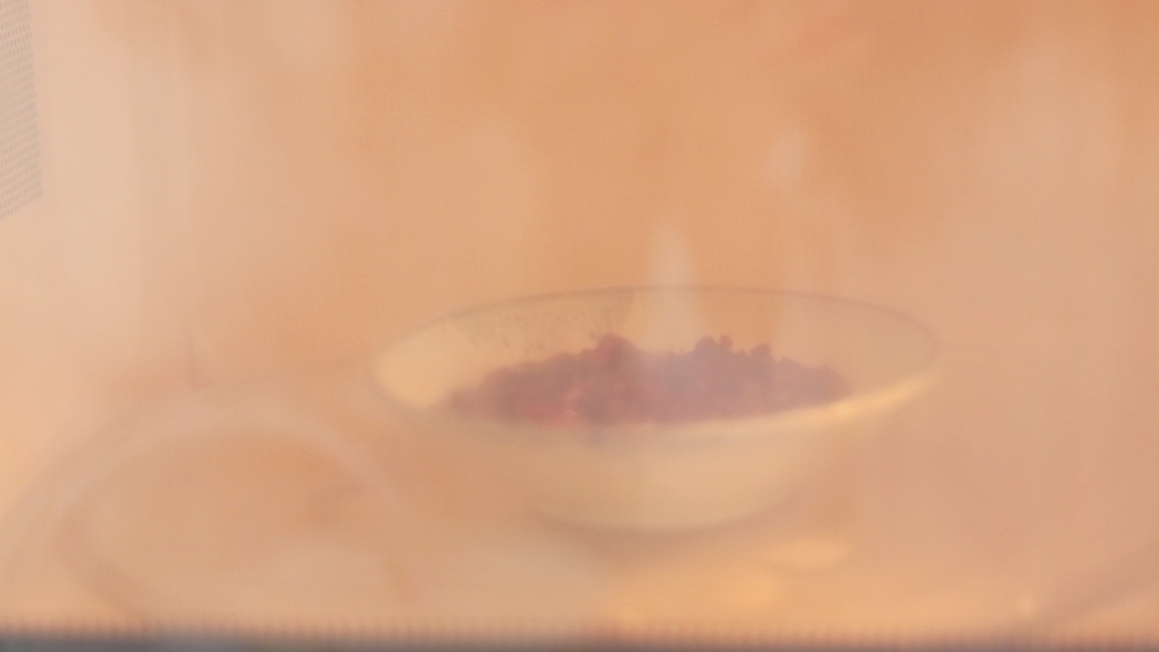 kiri奶油芝士食譜—全麥蔓越莓乳酪軟歐包（視訊）的做法 步骤2