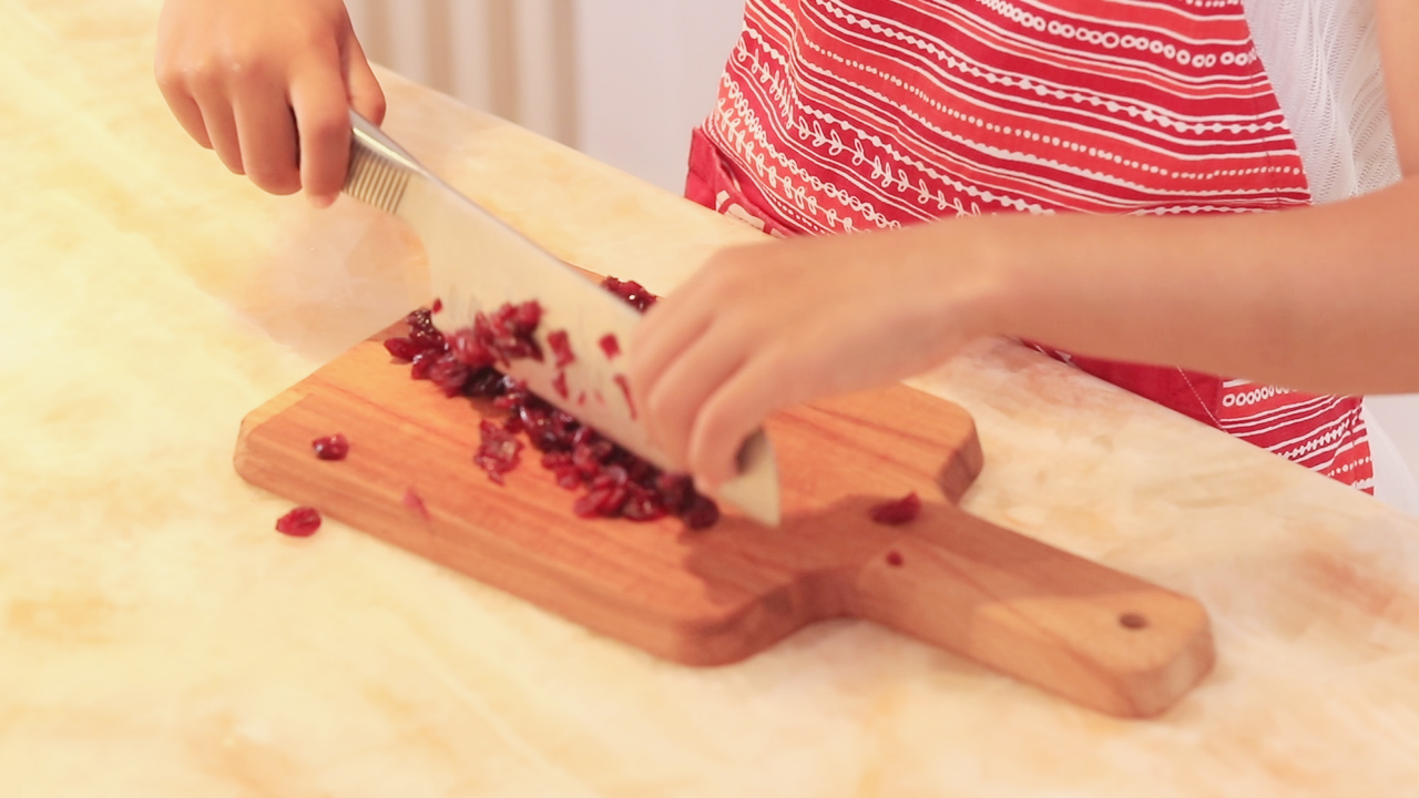kiri奶油芝士食譜—全麥蔓越莓乳酪軟歐包（視訊）的做法 步骤3