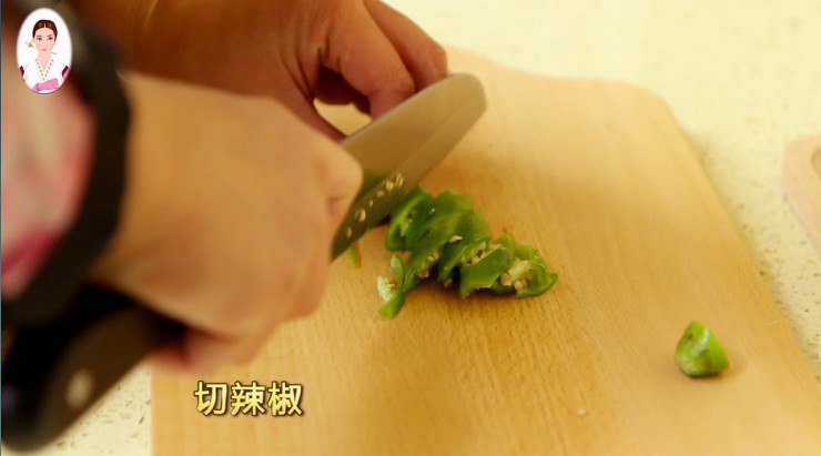 即下酒又下飯的快手小菜青椒小魚的做法 步骤2
