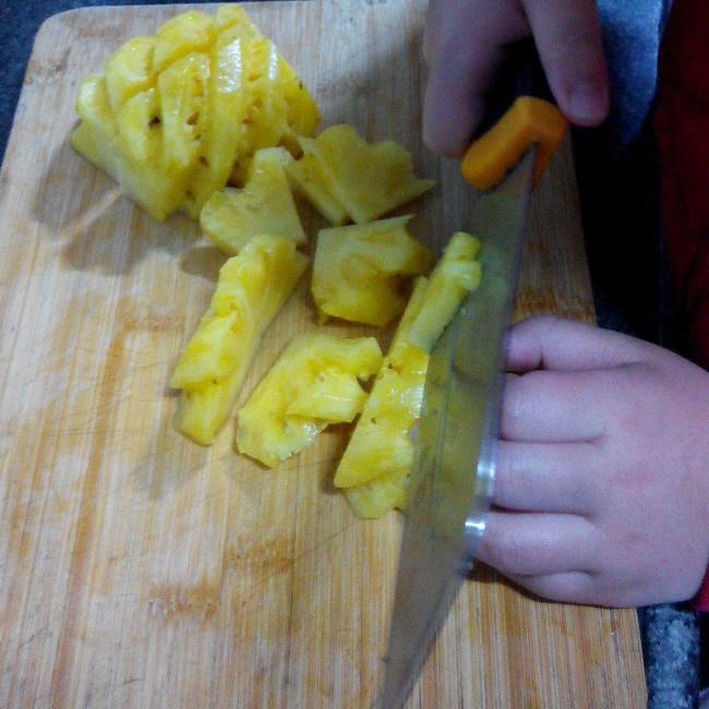 菠蘿果醬(七歲兒童版)的做法 步骤1