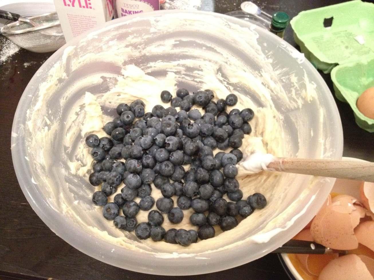 鮮奶油藍莓紙杯蛋糕 Blueberry Crème fraîche cupcake的做法 步骤7