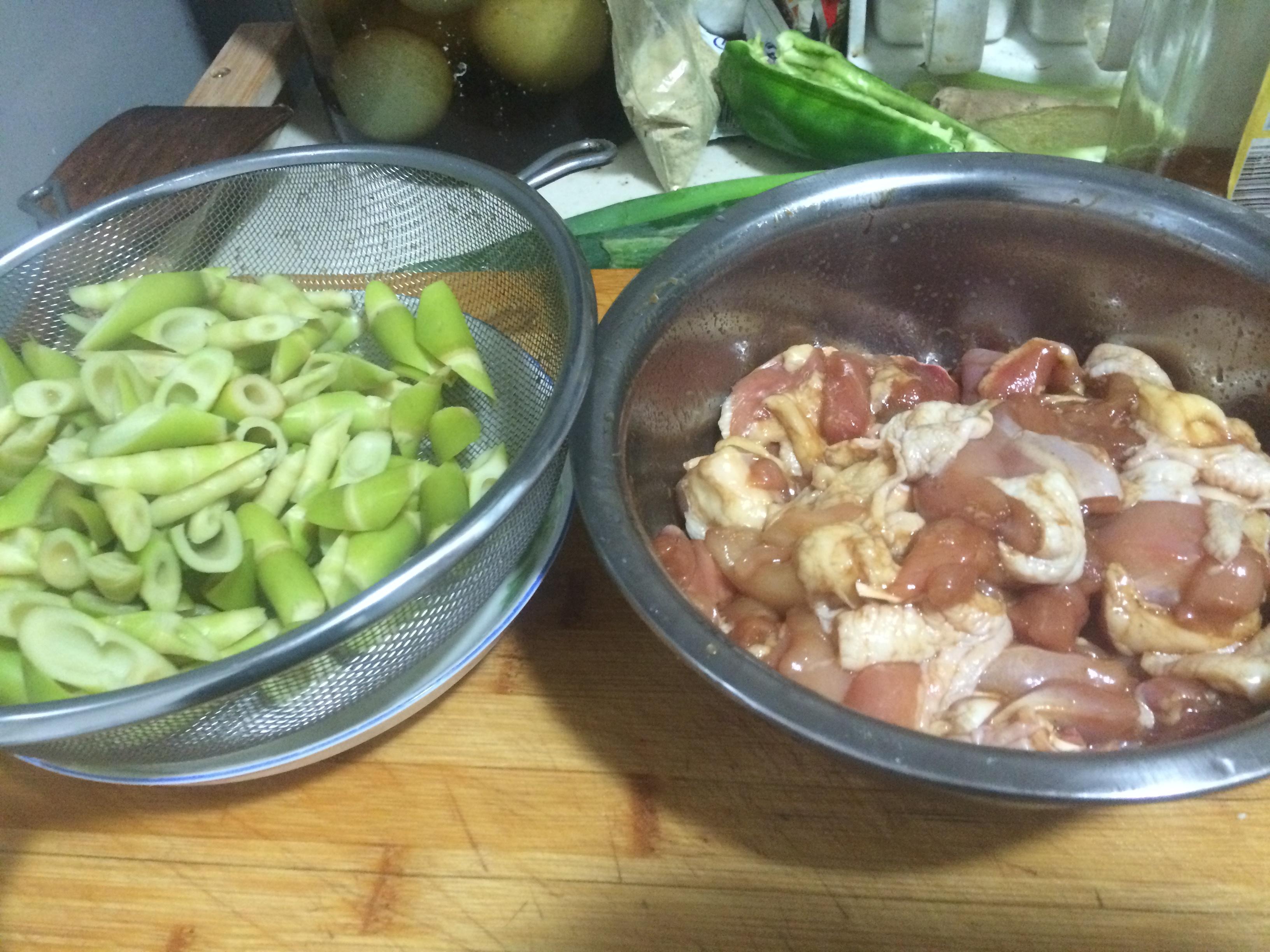 老丁的私房菜－竹筍燒雞的做法 步骤2