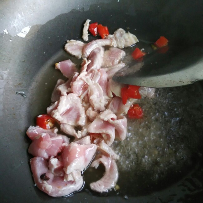 木耳炒肉的做法 步骤4