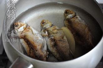 金針菇煮鯽魚的做法 步骤3
