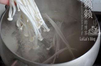 金針菇煮鯽魚的做法 步骤4