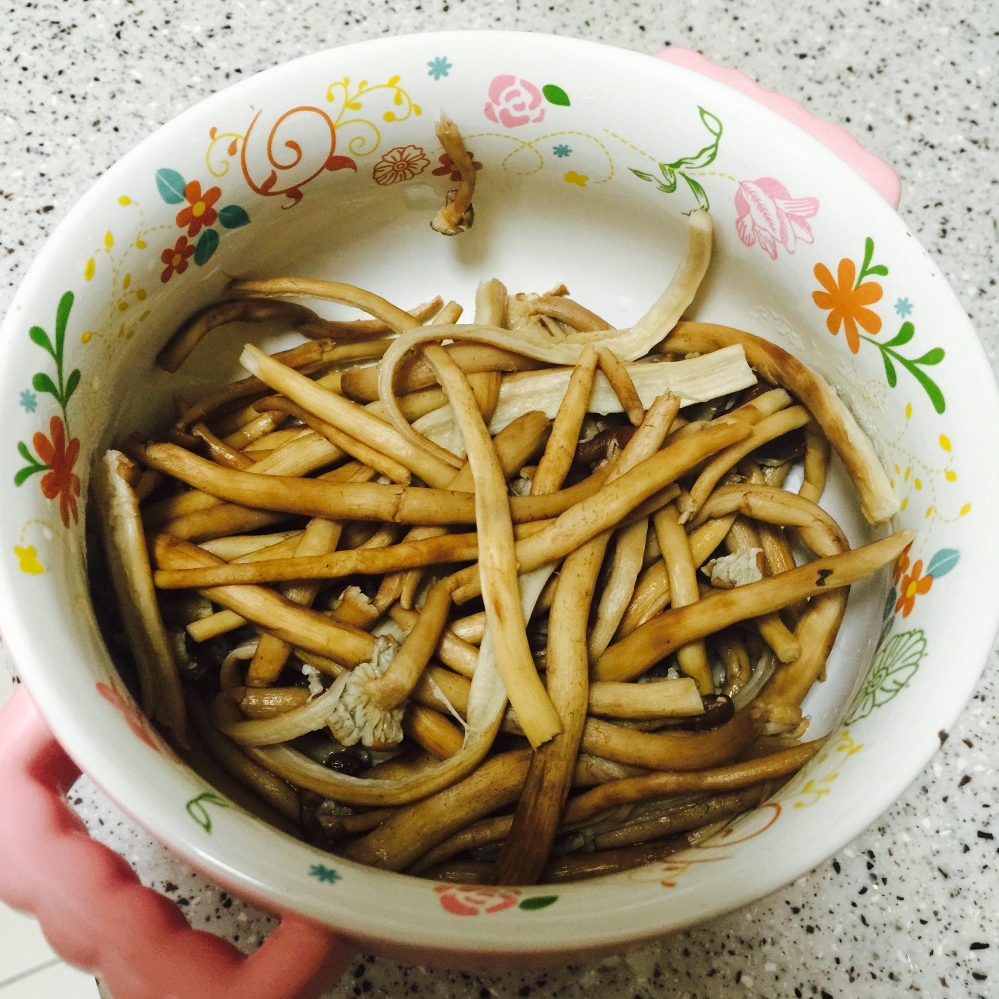 幹鍋茶樹菇的做法 步骤1