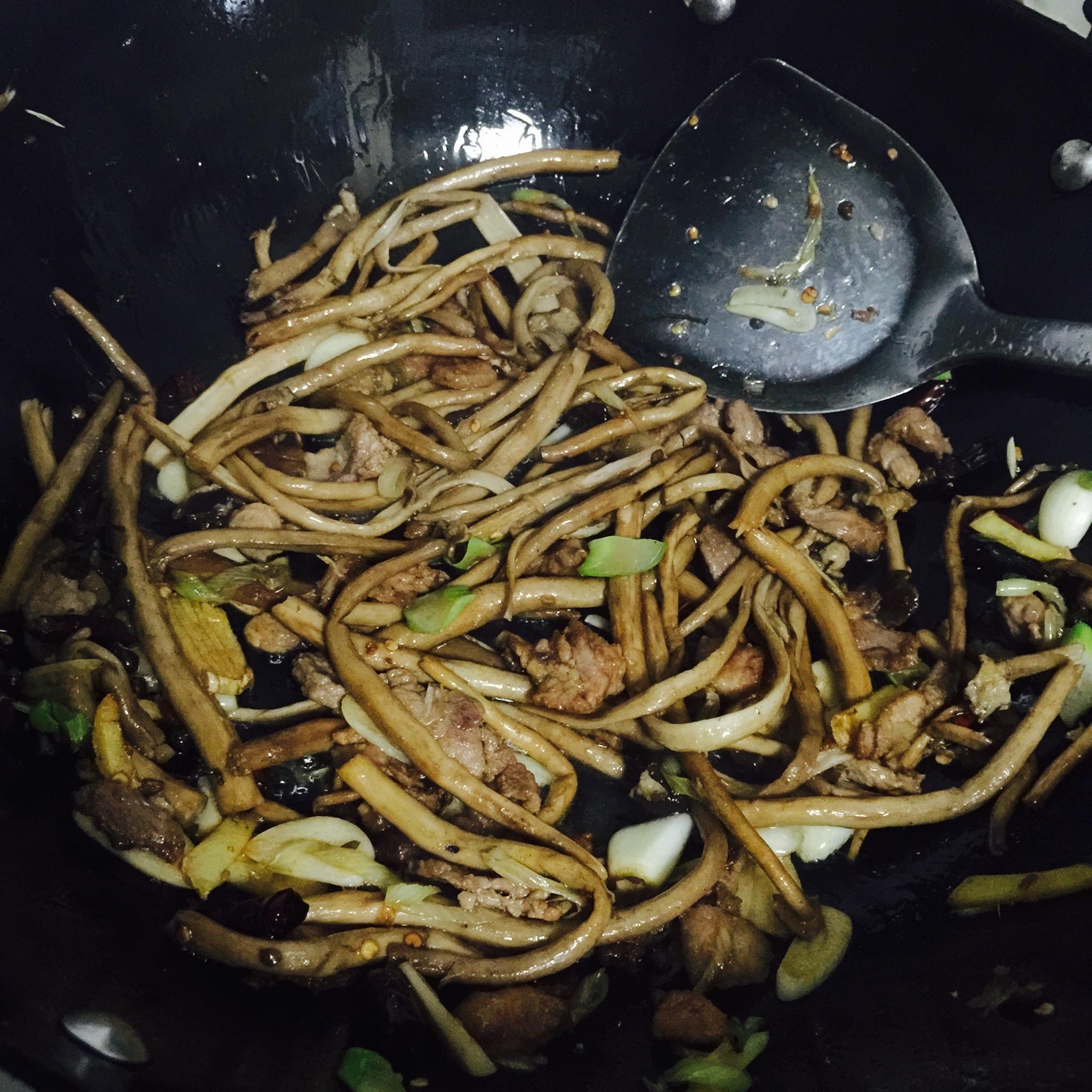 幹鍋茶樹菇的做法 步骤4