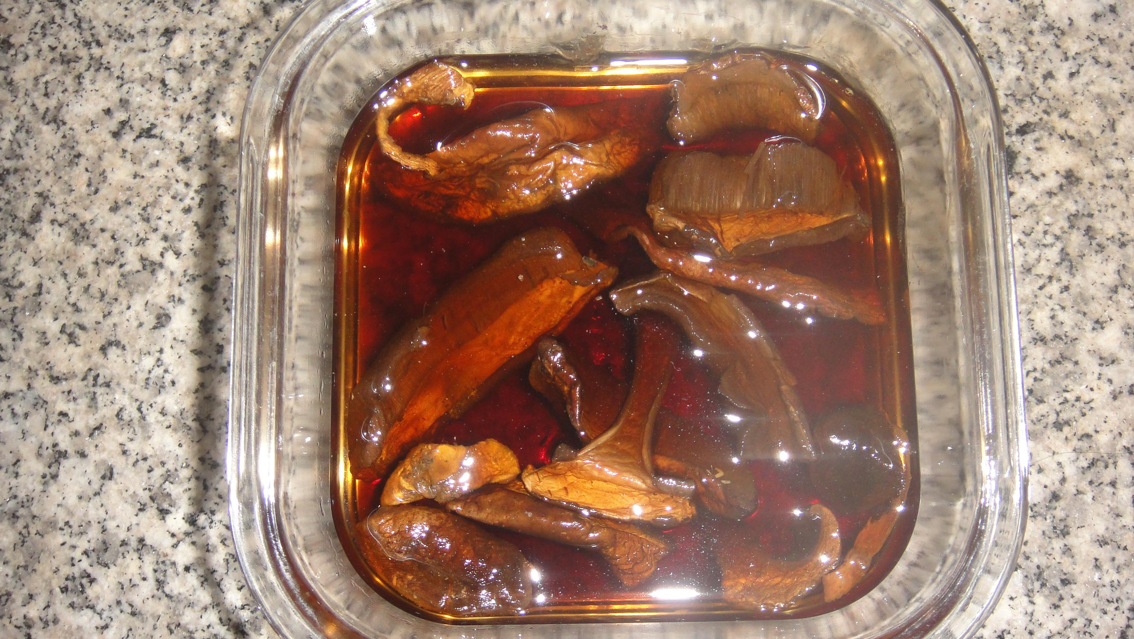 【滇味】黑牛肝菌臘腸燜飯的做法 步骤1