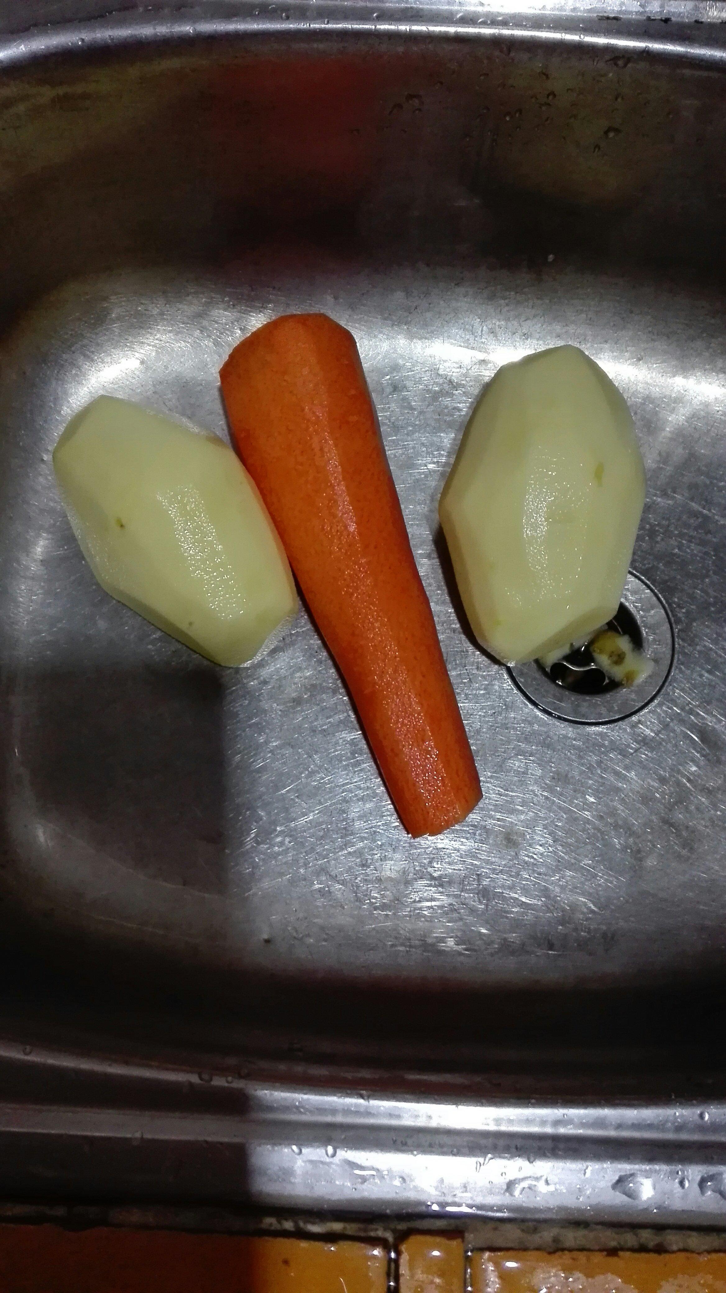 紅蘿蔔燜土豆，素的做法 步骤1