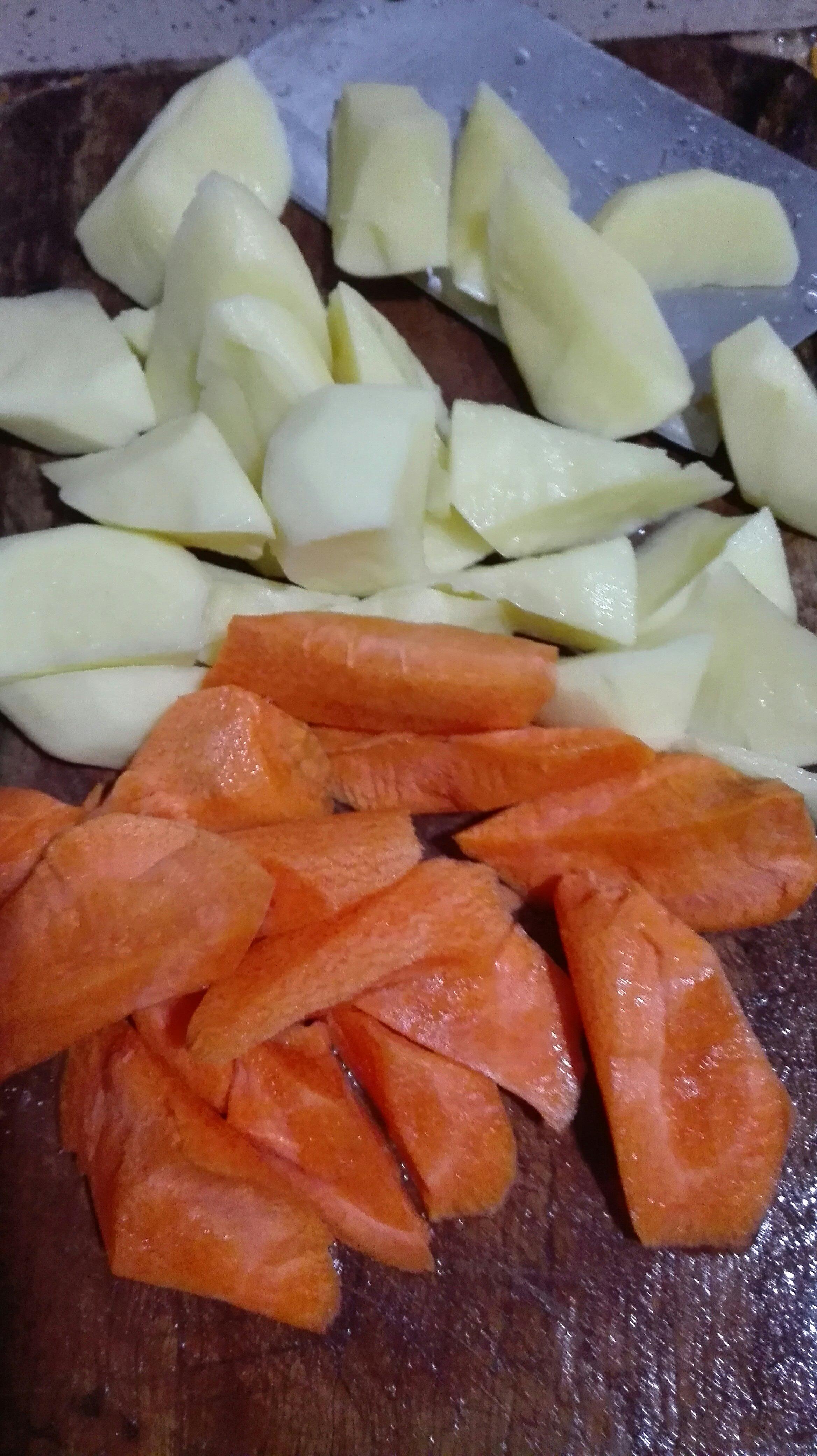 紅蘿蔔燜土豆，素的做法 步骤2