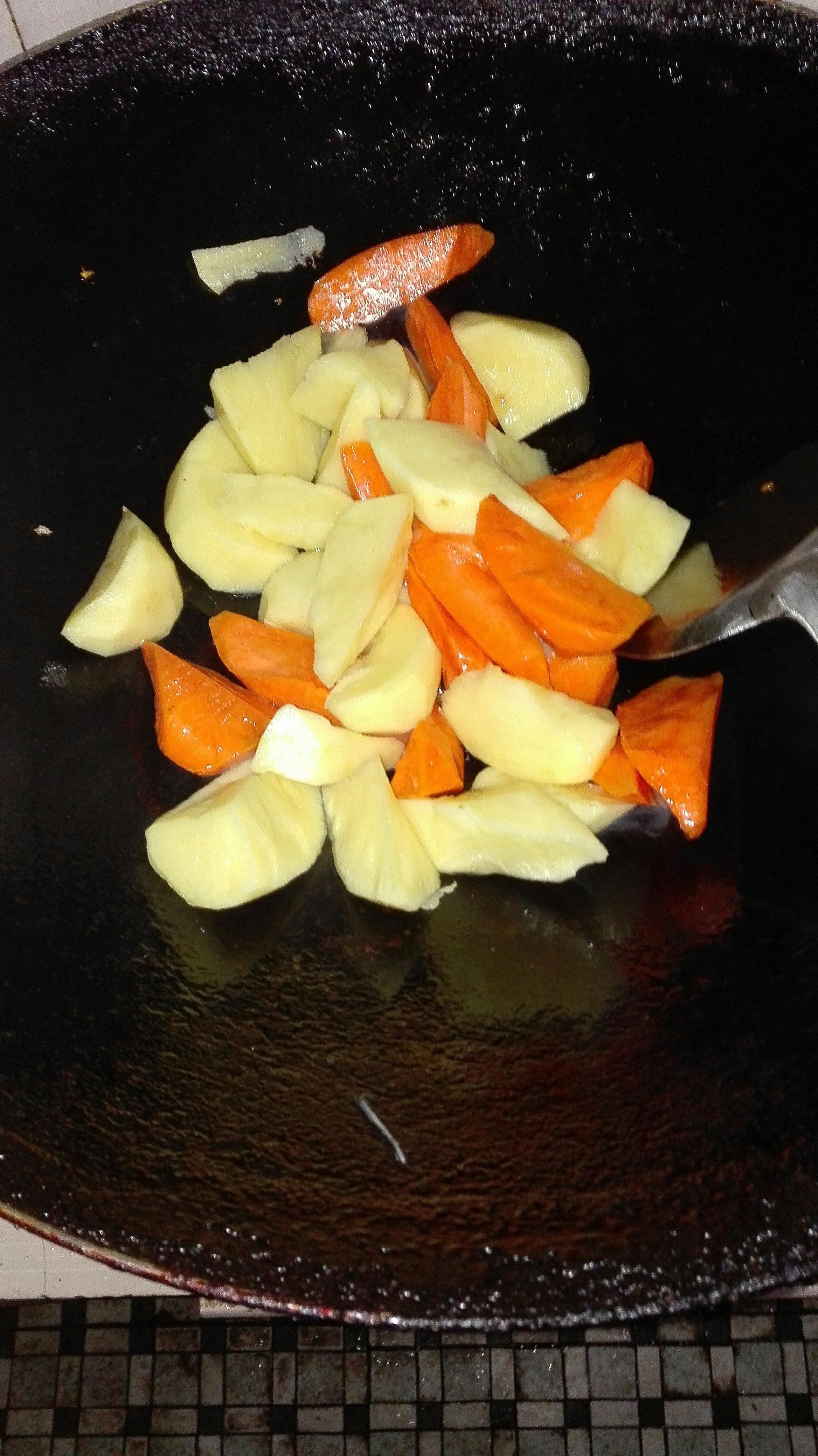 紅蘿蔔燜土豆，素的做法 步骤4
