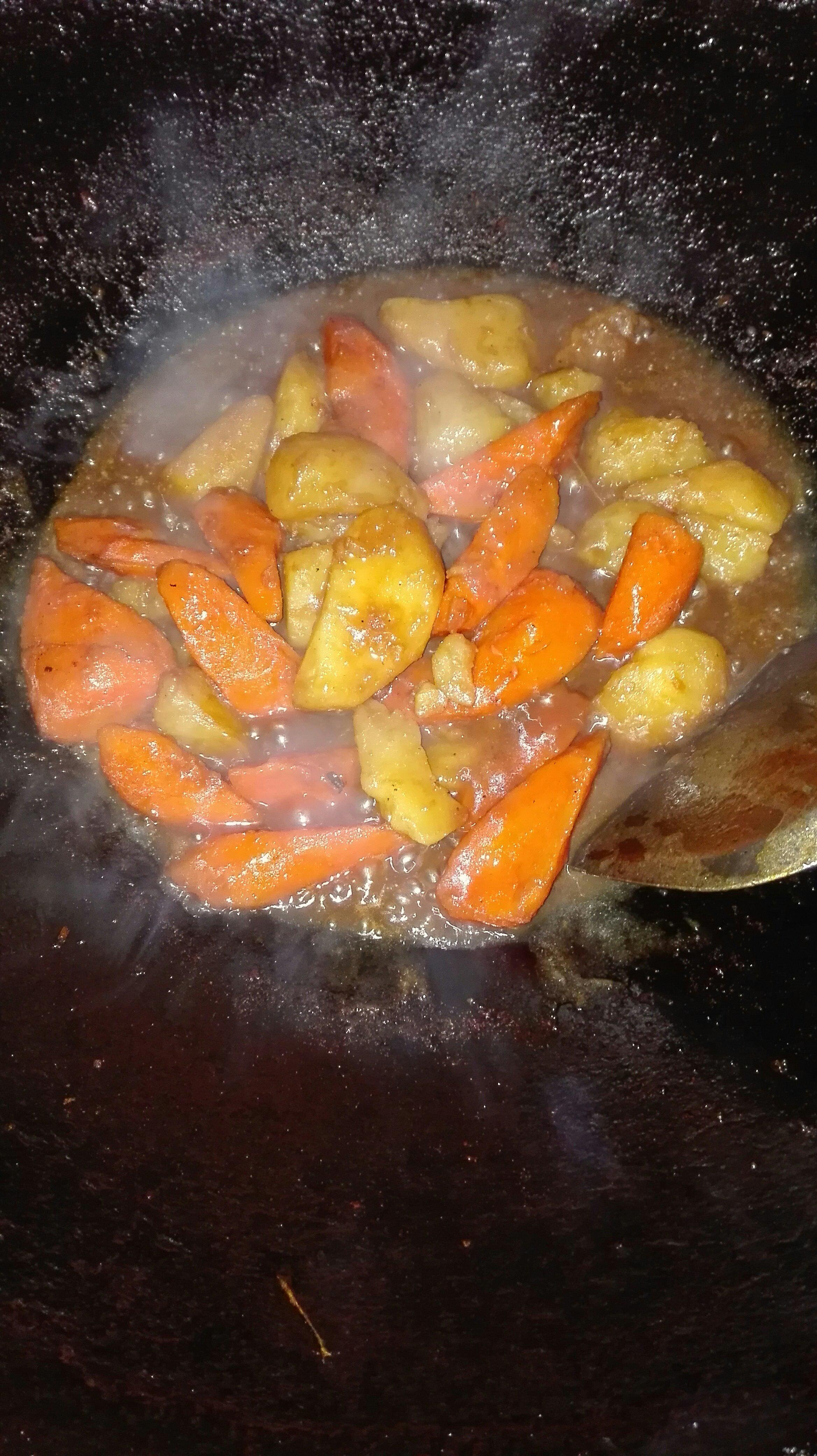 紅蘿蔔燜土豆，素的做法 步骤7