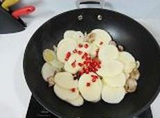 香辣幹鍋土豆片的做法 步骤5