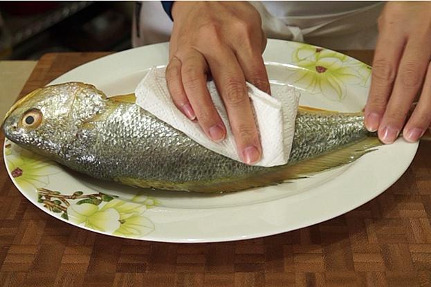 家常燒黃魚 Yellow sea fish的做法 步骤2
