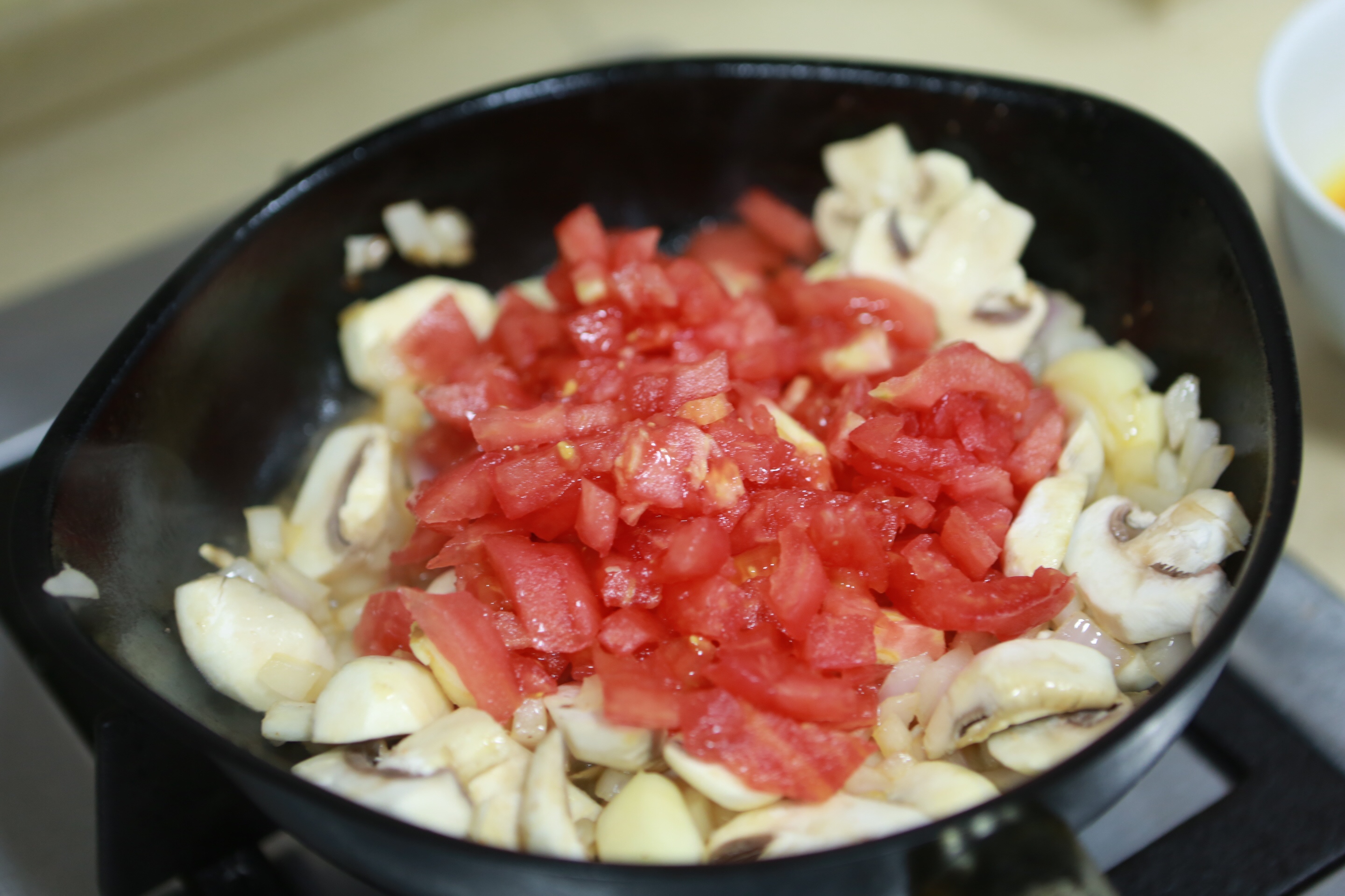 料多多番茄蘑菇炒麪的做法 步骤3