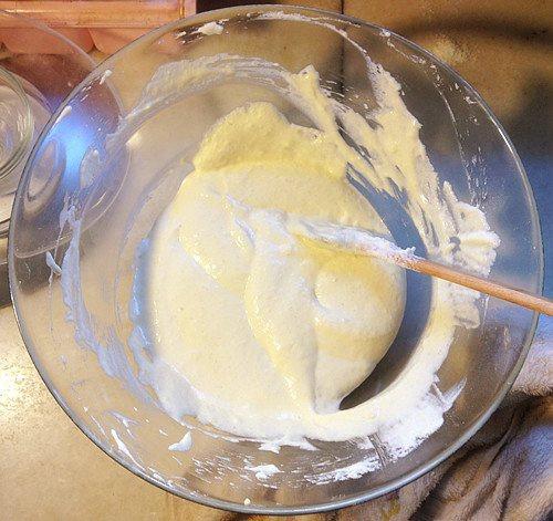 椰蓉戚風蛋糕（8寸） 這方子麪粉量奇大，我趕腳就是因為麪粉量大才能支撐那麼多椰蓉不消泡，你們可以試試看減量麪粉，不過我是沒試過…的做法 步骤9