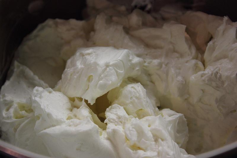 裱花好用的瑞士奶油霜Swiss Meringue Buttercream Icing和櫻花的裱花方法的做法 步骤3