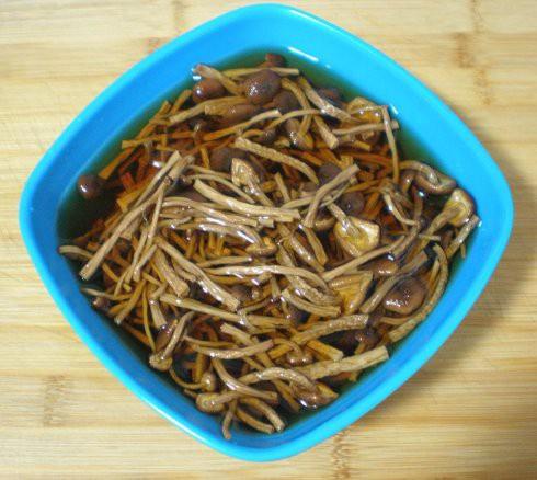 茶樹菇炒五花肉的做法 步骤1
