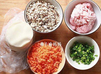 香菇豬肉胡蘿蔔餃子的做法 步骤1