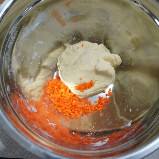 胡蘿蔔豆渣餅的做法 步骤3