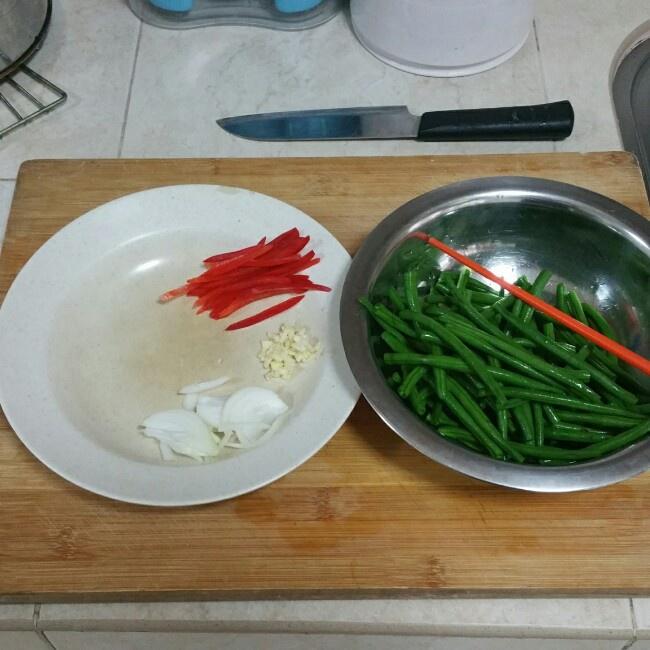 乾煸甜椒四季豆的做法 步骤1