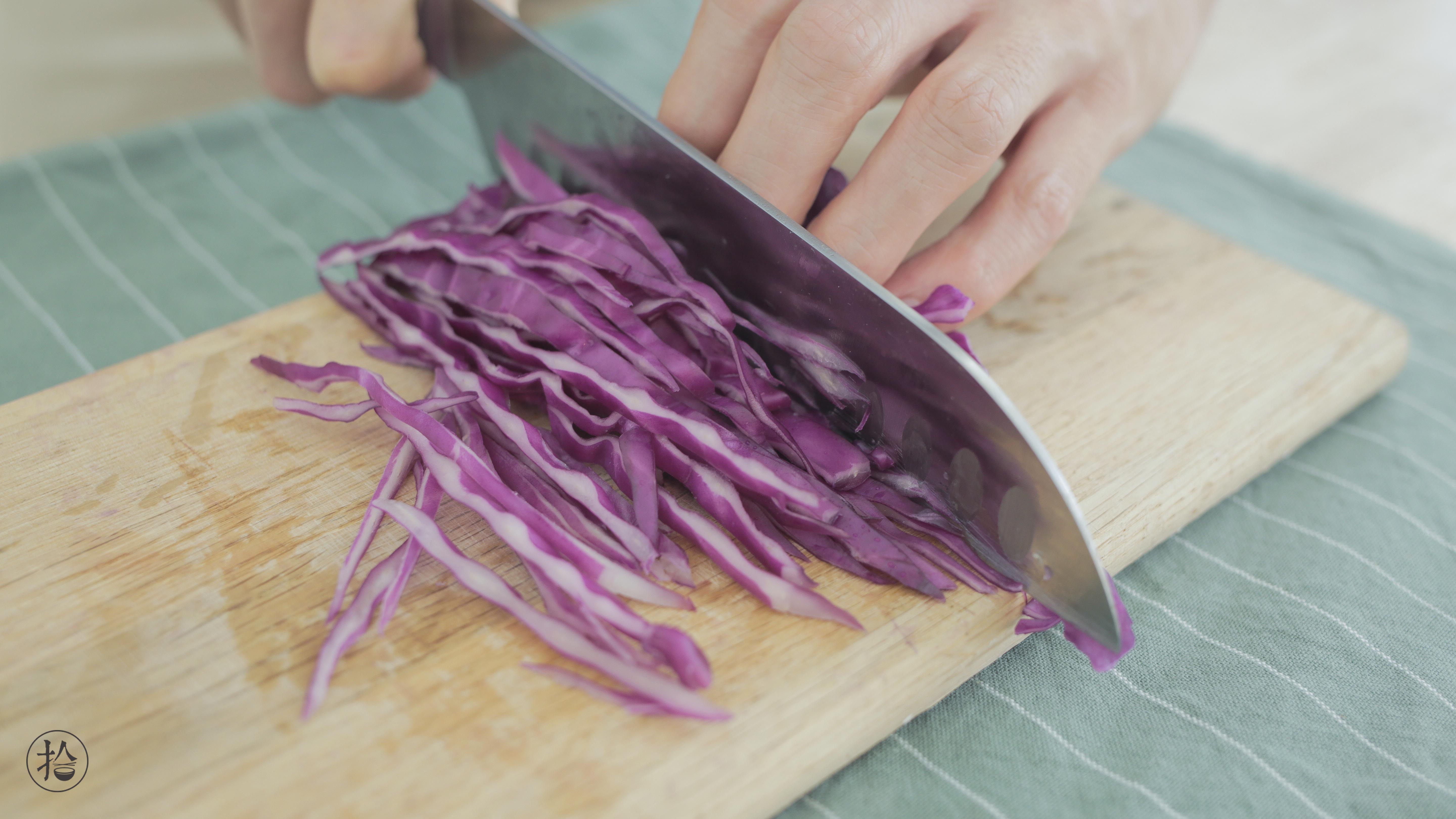紫甘藍剪刀面的做法 步骤1