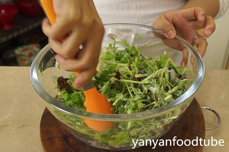 酸奶蔬菜沙拉 Lettuce & Yoghurt Salad的做法 步骤4