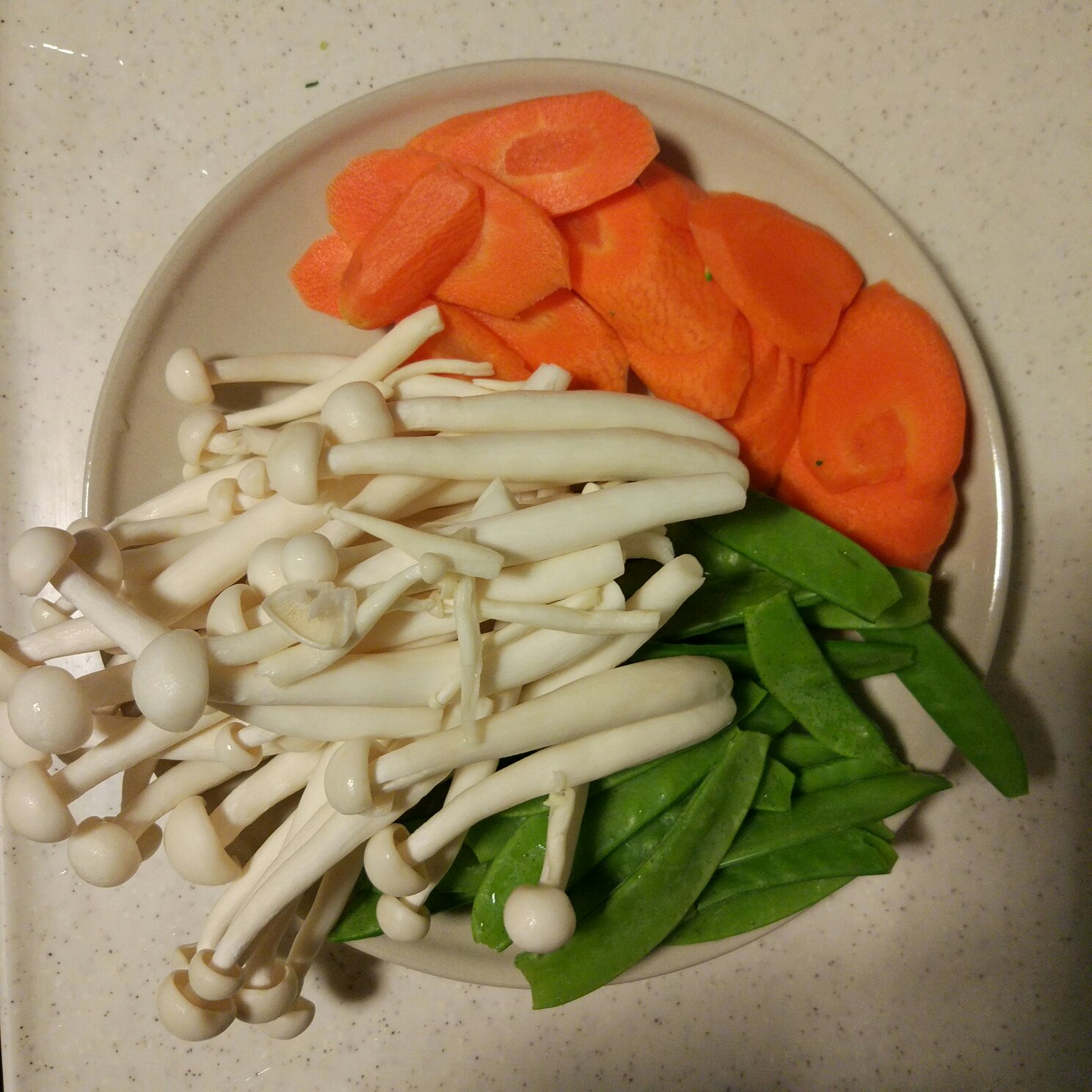 孕餐什錦:荷蘭豆 西藍花 胡蘿蔔 雞腿菇的做法 步骤2