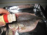 鹽烤鱸魚的做法 步骤2