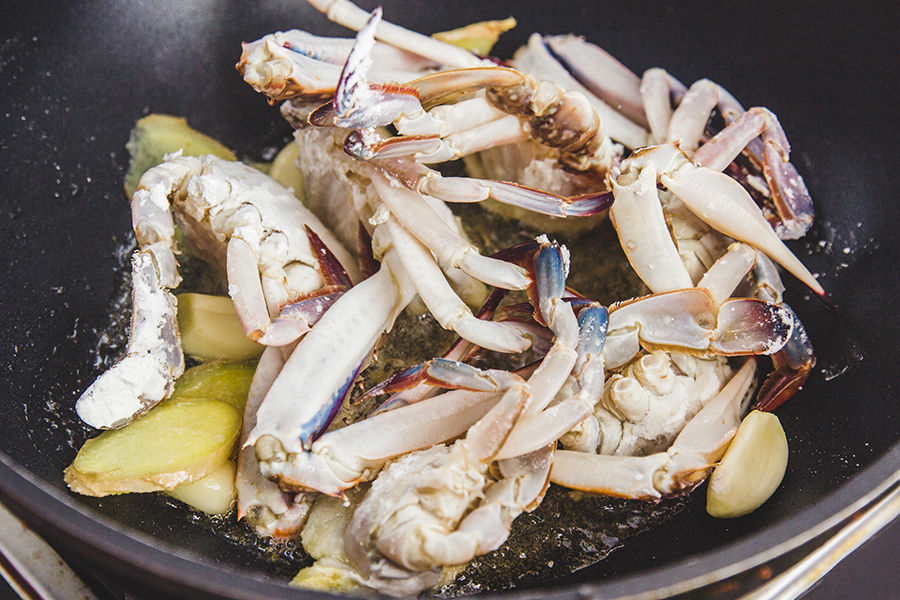 絲瓜梭子蟹煲：梭子蟹的鮮美開啟方式的做法 步骤6