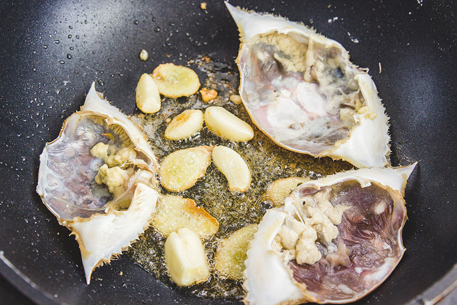 絲瓜梭子蟹煲：梭子蟹的鮮美開啟方式的做法 步骤7