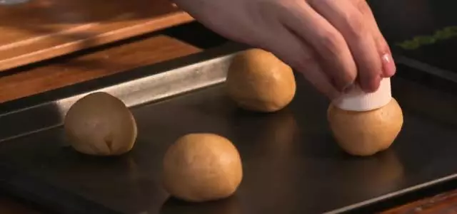據說是今年最好吃的月餅－京式月餅的做法 步骤11
